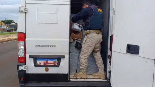 Carga foi apreendida dentro de Fiat Ducato Max
