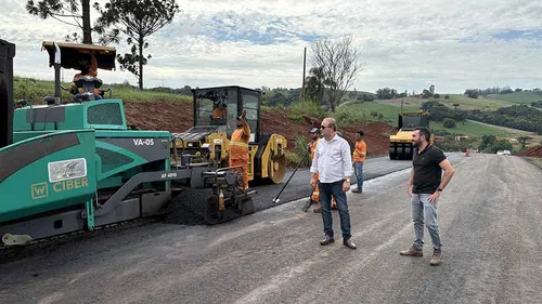 Carlos Gil e o secretário Bruno Montoro vistoriam as obras