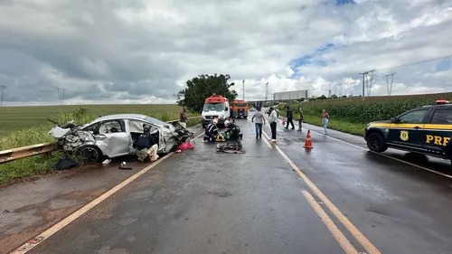 Carro bateu de frente com um caminhão