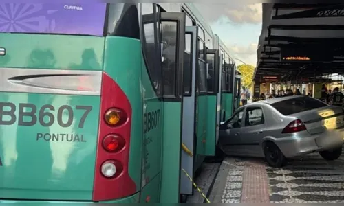 Carro invade terminal e atropela três mulheres em Curitiba; veja vídeo