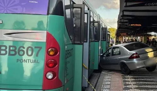 Carro colidiu com ônibus e atropelou três mulheres