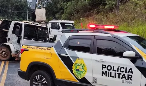 Carro e caminhão bateram no sábado (05)