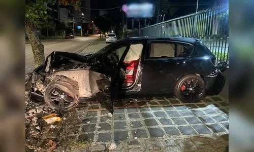 Motorista de BMW bate contra poste e 'desaparece' após acidente no PR