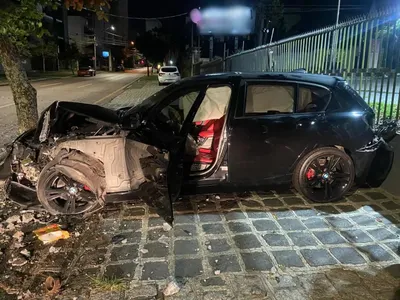 Carro ficou destruído após o impacto