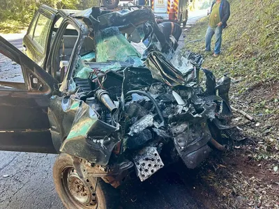 Carro ficou totalmente destruído