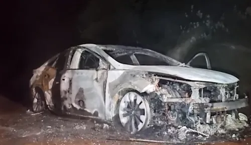 Carro foi consumido pelo fogo