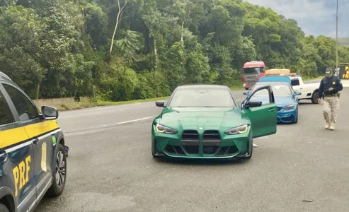 Carros de luxo foram apreendidos pela PRF do Paraná