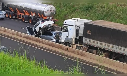 Carros ficam empilhados após engavetamento na BR-369 em Cambé