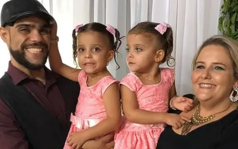 Casal e filhas gêmeas morreram