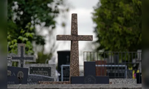 Casal é flagrado fazendo sexo em cima de túmulo de cemitério