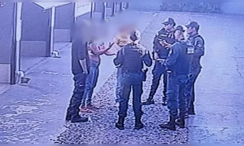 Criança de dois anos é encontrada em motel com mãe e dois homens