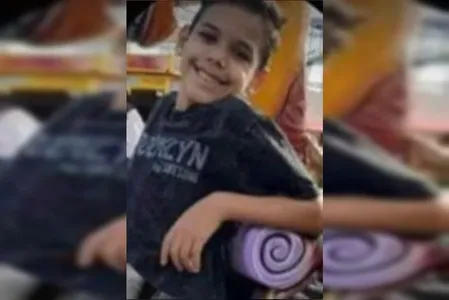 Chovia bastante no momento, quando a criança e a mãe saíram do carro em busca de abrigo