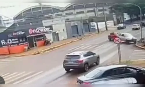 Carro “atropela” semáforo em cruzamento de Apucarana; assista ao vídeo