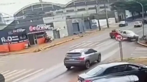 Com o impacto, a estrutura chega a cair e a frente do carro fica bem danificada