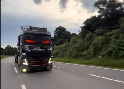 Com olhos vermelhos, adesivo do Ayrton Senna e bastante luzes, o caminhão chama atenção nas rodovias e ruas do Brasil