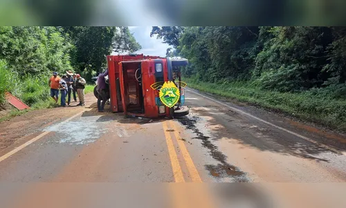Motorista de Apucarana sai ileso após caminhão tombar na PR-272