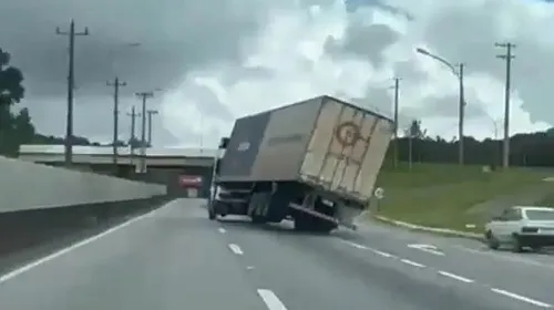 Condutor do caminhão foi filmado quase tombando sobre a rodovia enquanto “fechava” outros veículos
