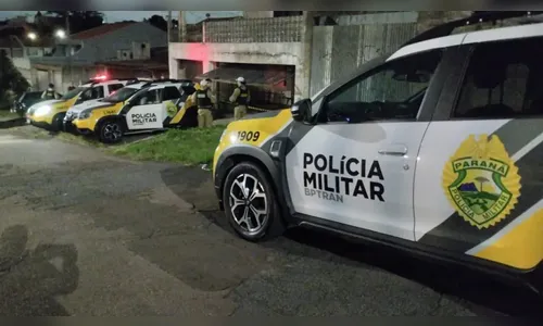 Homem 'alucinado' ataca policiais com faca antes de ser morto a tiros