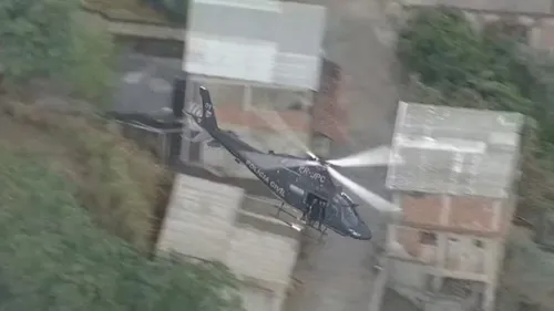 Copiloto de helicóptero da Polícia Civil é baleado ao sobrevoar comunidade do Rio durante operação