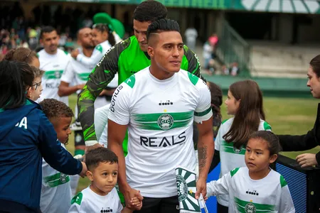 Coritiba encara o Remo nesta segunda-feira