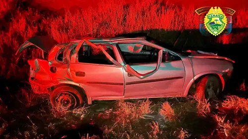 Corsa Classic capotou no fim da tarde de sábado