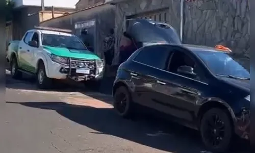 Pais deixam filho de 6 anos preso em porta-malas de carro para fingir sequestro