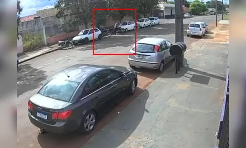 Câmera flagra moto de trabalhador sendo furtada em Arapongas; veja
