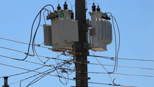 Criminosos danificaram um poste e derrubaram um transformador de energia