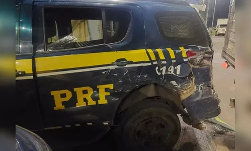 Em defesa de Bolsonaro, caminhoneiro invade posto da PRF e quebra VTRs