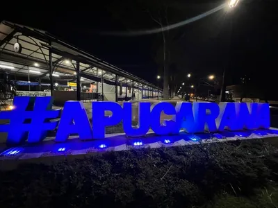 Dentre os locais que receberam a iluminação estão a marquise do prédio central da Prefeitura de Apucarana, o letreiro turístico “Eu amo Apucarana”, o Espaço das Feiras e o letreiro histórico “Apucarana”