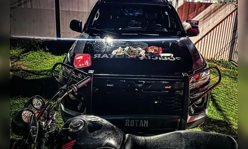 PM apreende drogas e recupera moto furtada em Arapongas