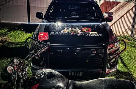 Drogas e moto foram apreendidos
