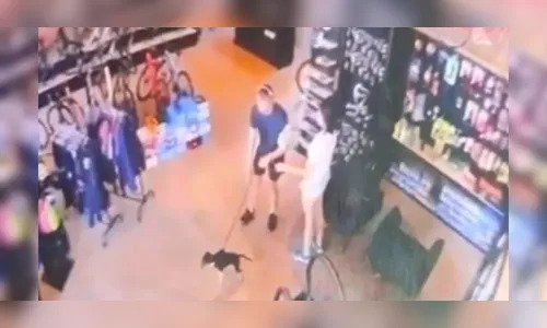 Proprietário imobiliza homem que tenta furtar loja no PR; veja vídeo