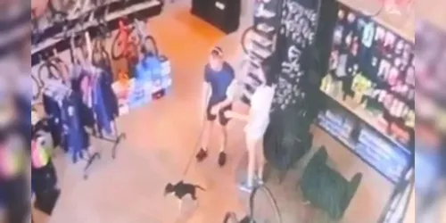 Ele agia ao lado de uma mulher