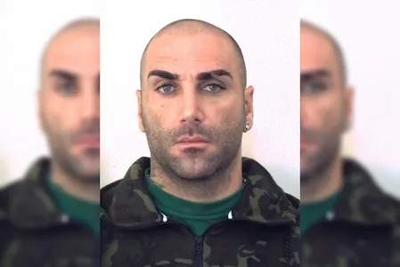 Ele foi capturado em um condomínio de luxo, onde levava uma vida de ostentação bancada, segundo a polícia, pelo dinheiro do narcotráfico.