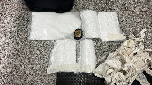 Ele foi encaminhado à Delegacia da Polícia Federal em Cascavel e autuado em flagrante por tráfico internacional de drogas