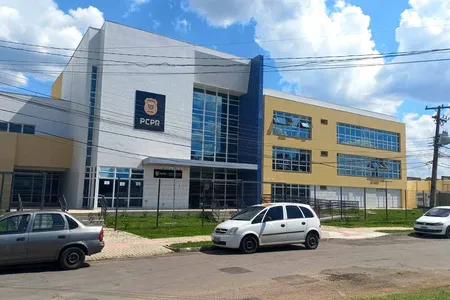 Ele foi indiciado pelos crimes de cárcere privado, ameaça, violência psicológica e descumprimento de medida protetiva contra a própria esposa