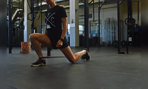 Jovem sofre falência renal após forte treino de pernas em academia