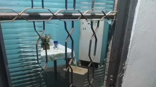 Ele tinha discutido com a esposa e socou a porta de vidro