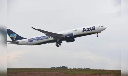 Militares tentam abrir porta de avião e são expulsos de voo