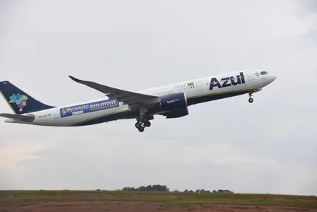 Em nota, a Azul Linhas Aéreas confirmou o episódio e afirmou que a decolagem foi atrasada “após um passageiro indisciplinado” acionar, deliberadamente, uma das saídas de emergência da aeronave