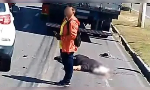 Motociclista tem cabeça esmagada por caminhão; vídeo