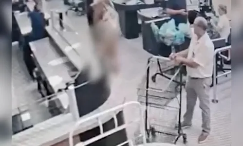 Travesti tira a roupa em supermercado do Paraná; veja o vídeo