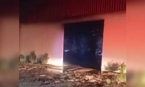 Bombeiros combatem incêndio em fábrica de Apucarana