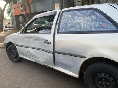 Gol ficou com a porta amassada após acidente