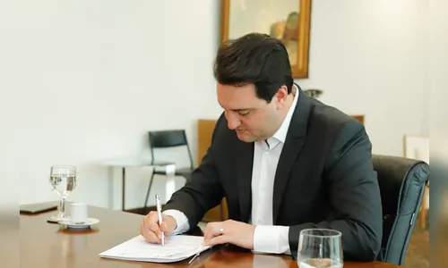 Governador assina decreto e piso regional do PR chega até R$ 2,2 mil