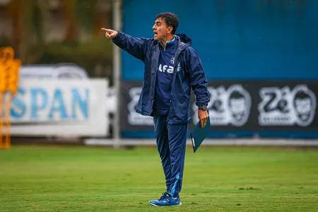 Gustavo Quinteros está pressionado