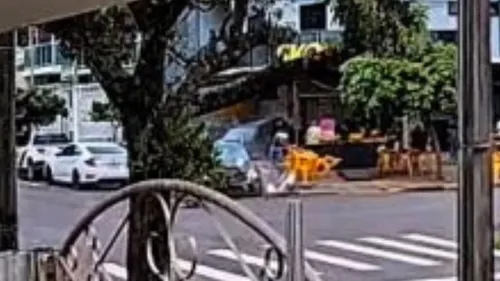 Havia clientes sentados nas mesas do bar quando acidente aconteceu
