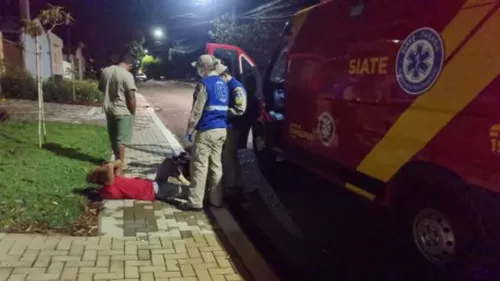 Homem estava apenas dormindo na rua ao lado de sua moto
