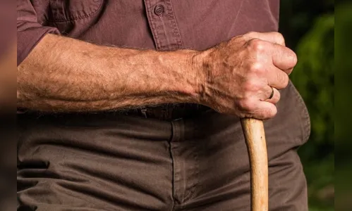 Idoso invade casa e agride ex-companheira de 33 anos com socos